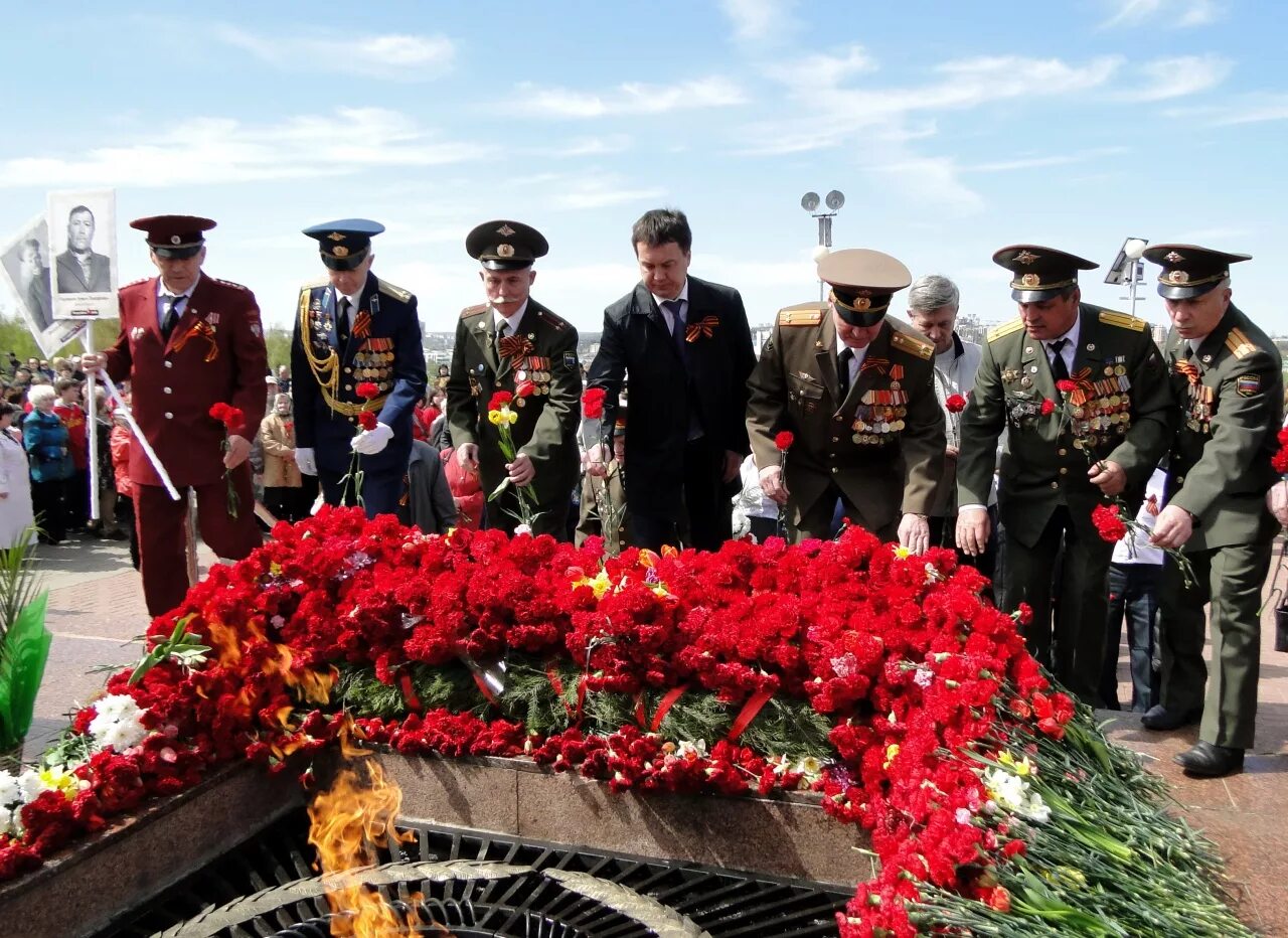 9 май много. Возложение цветов к Вечному огню. День Победы возложение цветов. Возложение цветов к памятнику. Возложение цветов к памятнику 9 мая.