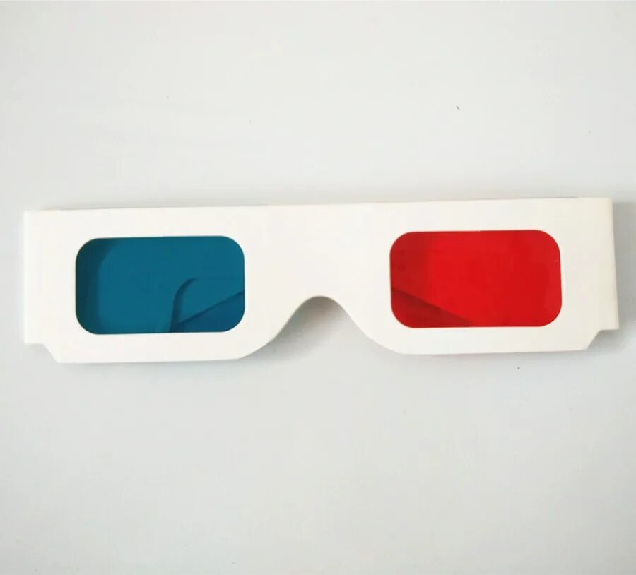 Очки з д. 3d очки бумажные. 3д очки бумажные 100сп. Бумажные 3д очки на человеке. Красно синие очки.