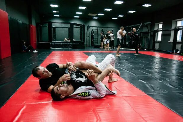 Зал смешанных единоборств гюмри. Гром челябинск смешанные единоборства. Залы смешанных единоборств. Зал мма. Армада джиу джитсу.