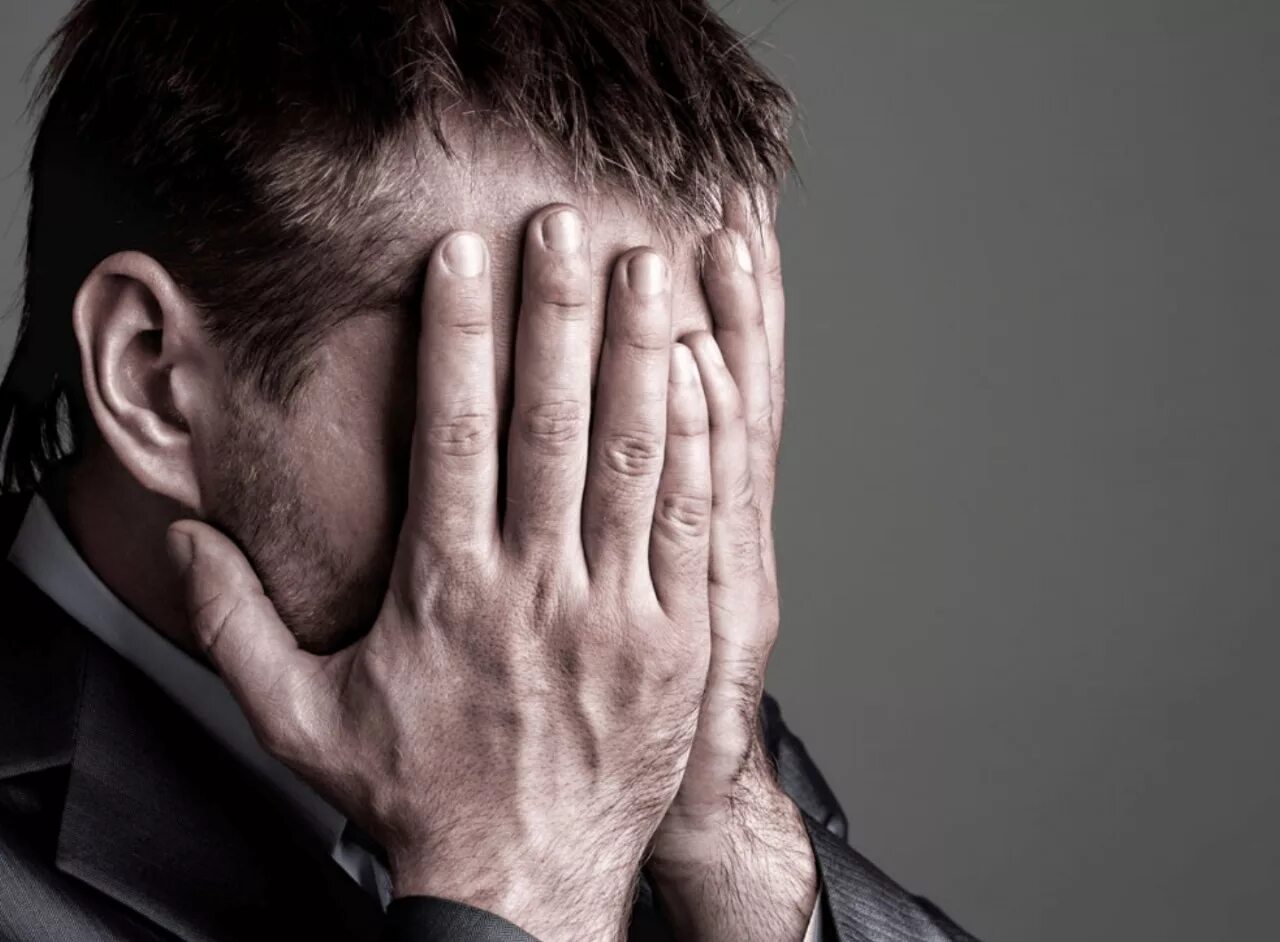 мужчина с прикрытыми глазами. парень закрывается. мужчина закрывает глаза руками. парень закрыватлицо рукой.