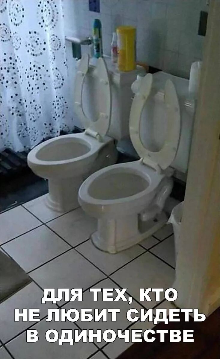 Три унитазы. Унитазы напротив. Туалет в кафе 2 палочки. Унитазы друг напротив друга. Два унитаза.