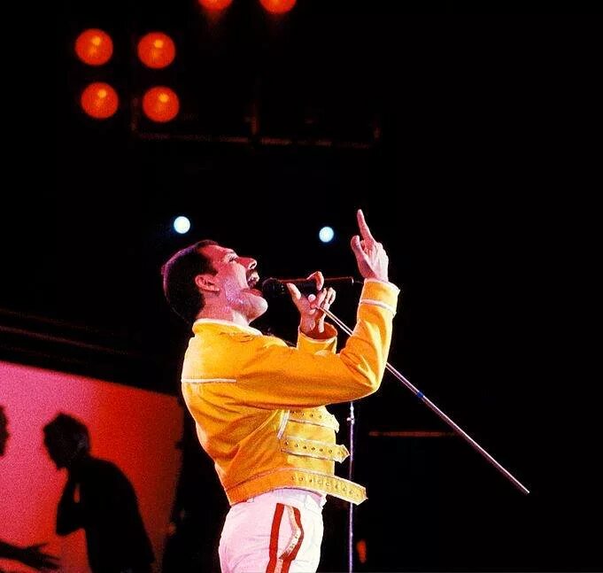 Queen уэмбли 1986. Фредди меркьюри концерт уэмбли 1986. Фредди меркьюри концерт уэмбли 1986. Уэмбли live aid. Концерт фредди меркьюри на стадионе уэмбли в 1986.