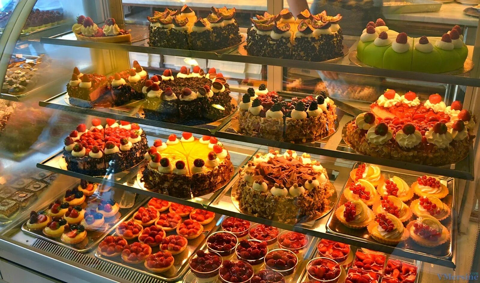 Сбыт кондитерских. Витрина с тортами и пирожными. Торты в магазине. Хлебобулочные изделия ассортимент. Сбыт кондитерских.