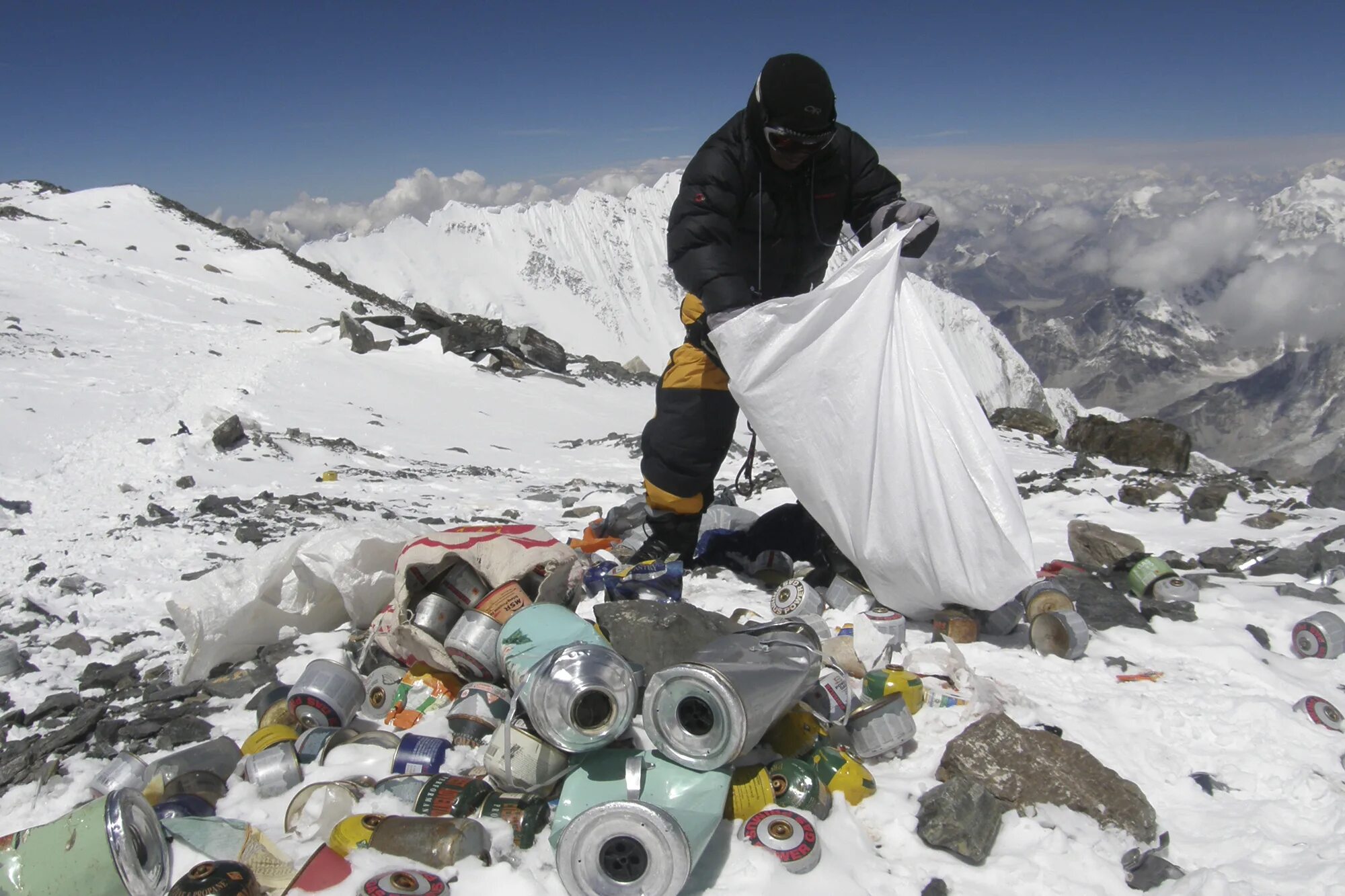 Mount everest is high in the world. Кладбище альпинистов Эверест 2021. Ханнелора Шматц Эверест. Эверест Цеванг Палджор.