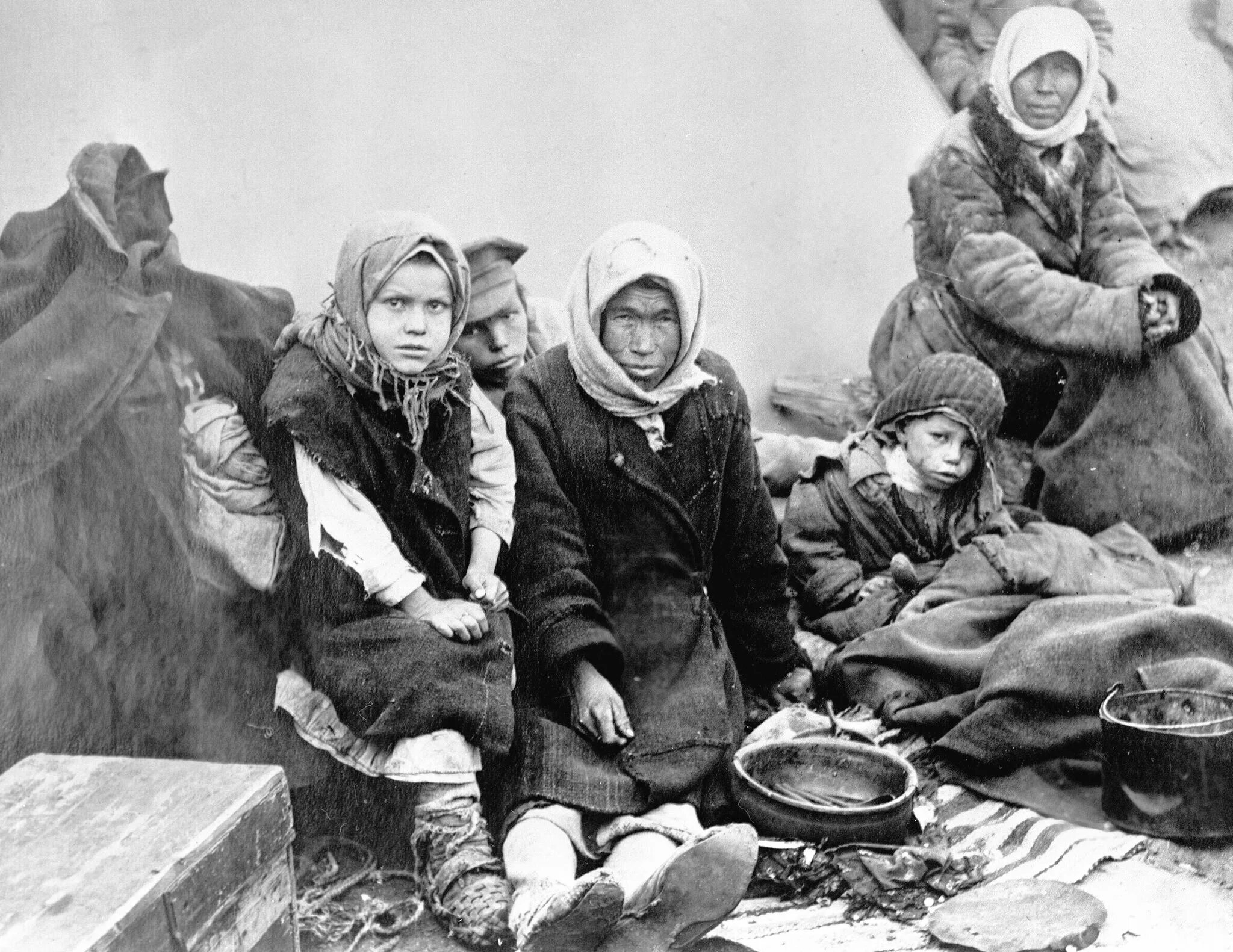 Казахстан 1932. Семья голодающих в Поволжье 1921 год.