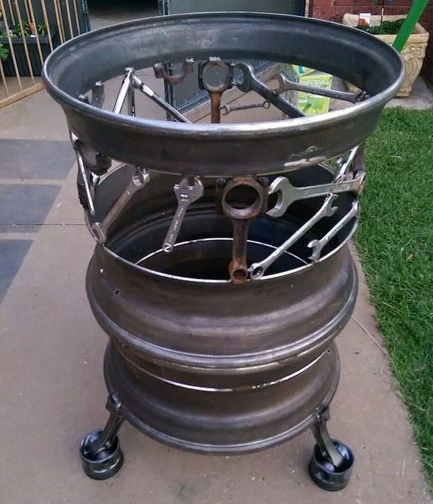 Барбекю из колесного диска. Мангал из колесного диска. Мангал из колеса. Печка из автомобильного диска. Мангал из колесного диска.