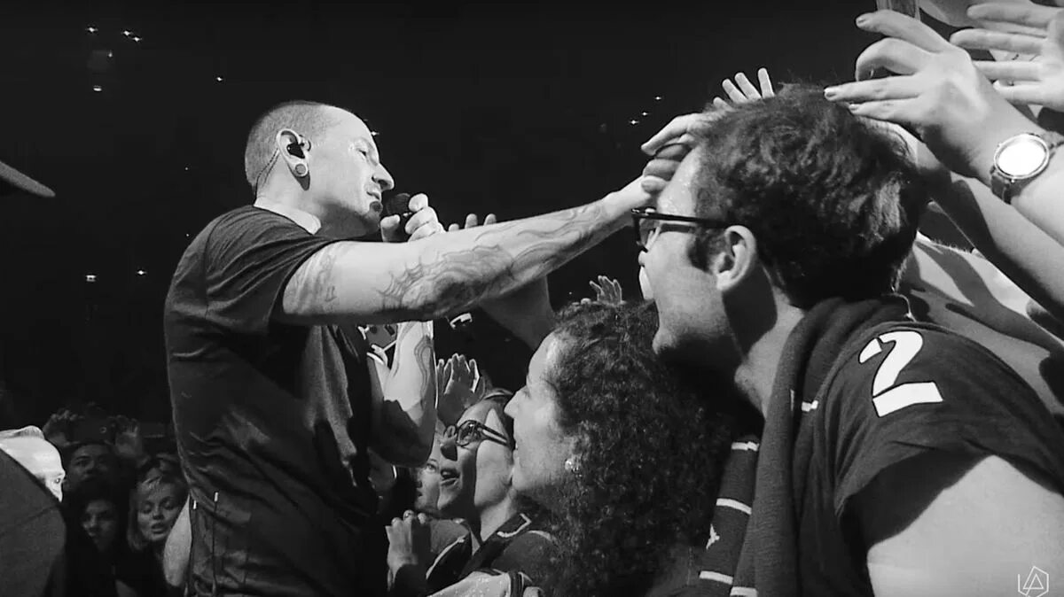 Linkin park bpm. Честер беннингтон crawling. linkin park crawling. chester bennington one more light. linkin park crawling клип.
