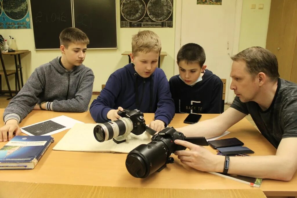 астрономия предмет в школе. студентка бнту. учиться на астронома. урок астрономии в школе. юные астрономы для детей.