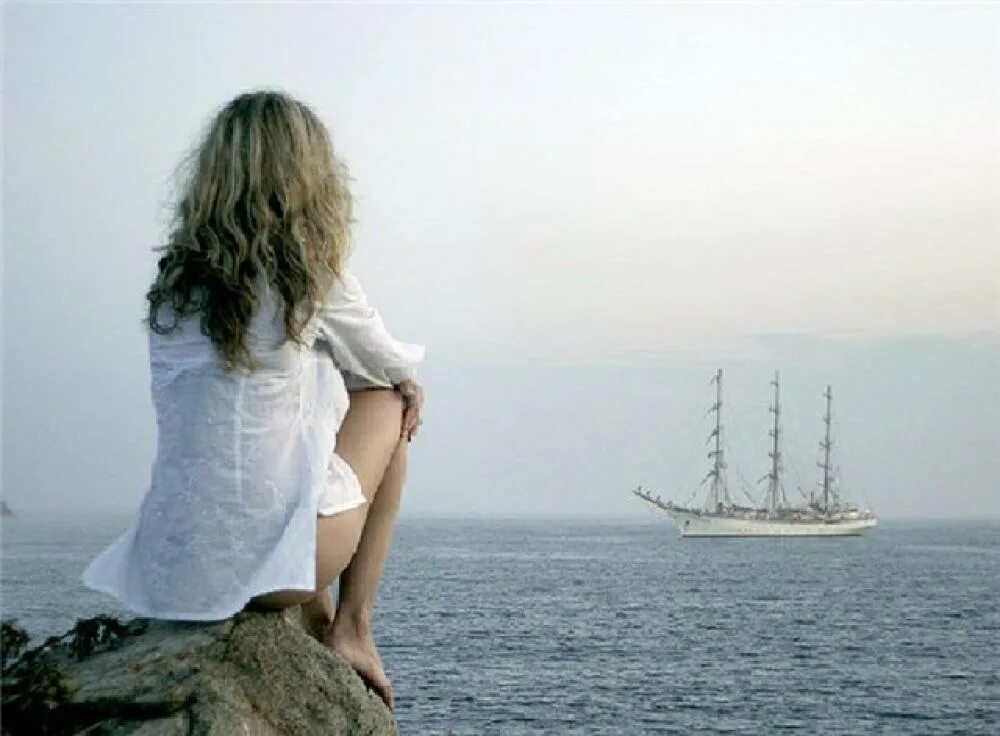 Каждый год жизни. Девушка провожает корабль. Стихи о расставании с мужчиной. Девушка море корабль. Расставание с любимым человеком стихи.