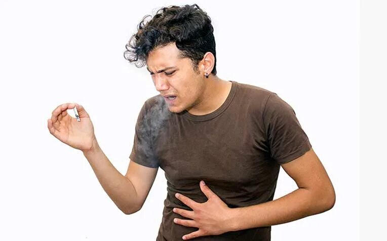Курильщик кашляет. Человек кашляет от курения. Человек кашляет от сигарет.