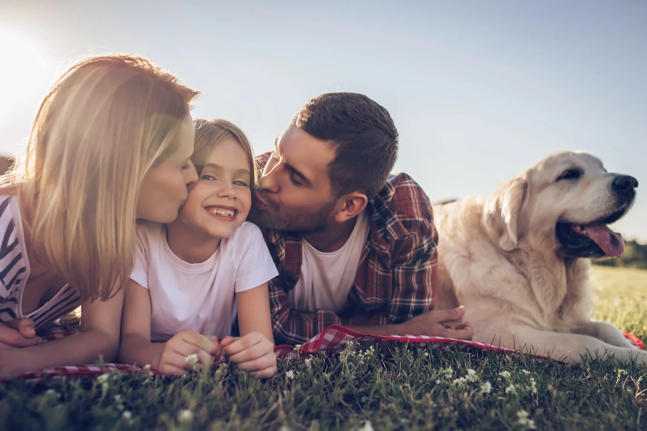 Щенки день отца. Батюшка псина. Батька с собакой. Семья с сыном и собакой. Отец сын и собака.