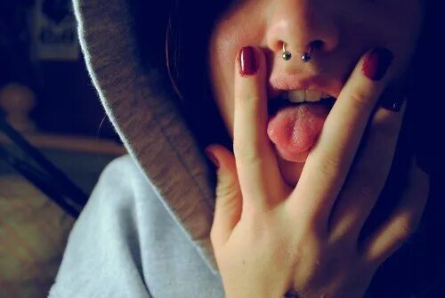 Два пальца и язык. Язык между пальцами. Два пальца и язык. Девушка с языком. Алия ландо.