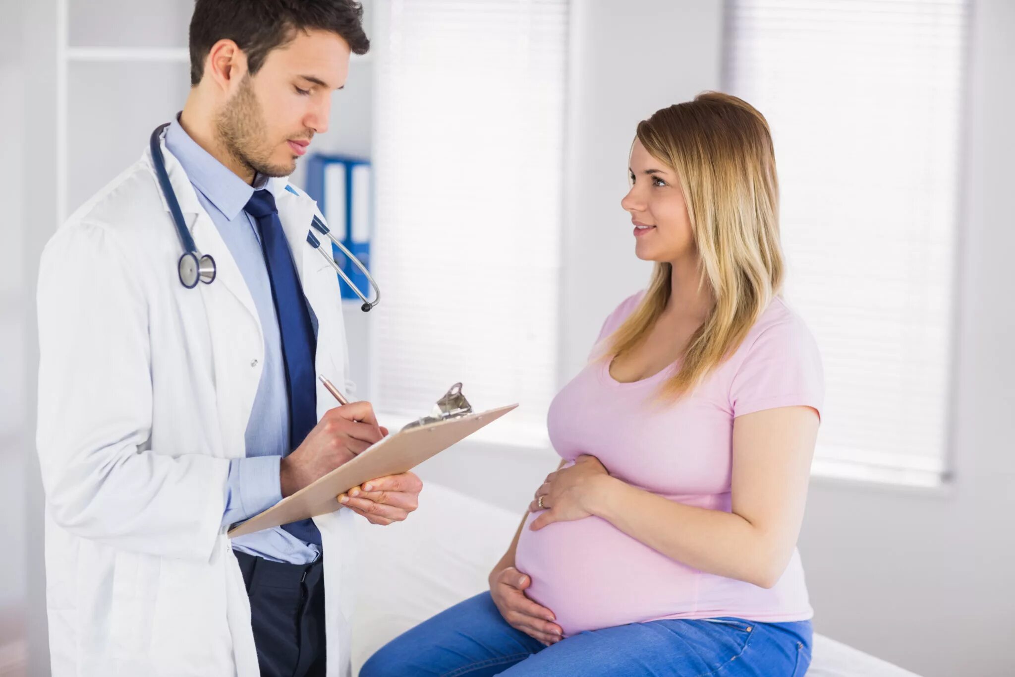 Does she is a doctor. Беременная женщина у врача. Беременная женщина и Крач. Обследование беременных. Беременная женщина у варча.
