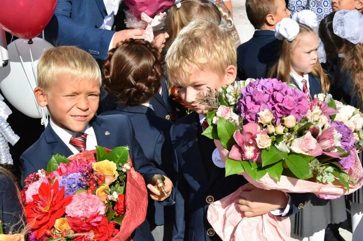 Набор на новый учебный го. Выплата на школьную форму многодетным семьям 2024. Ежегодная выплата на приобретение школьной формы многодетным семьям. Компенсация многодетным семьям на школьную форму. Компенсация за приобретение школьной формы.