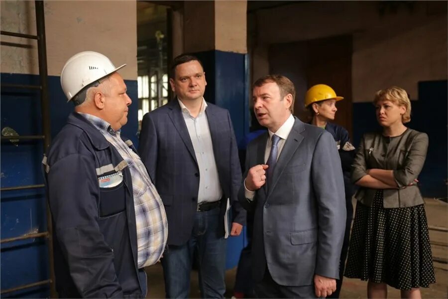 Директор автомобильного завода. Начальник завода. Начальник цеха. Где директора заводов. Руководитель завода.