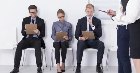 Организует работу других людей