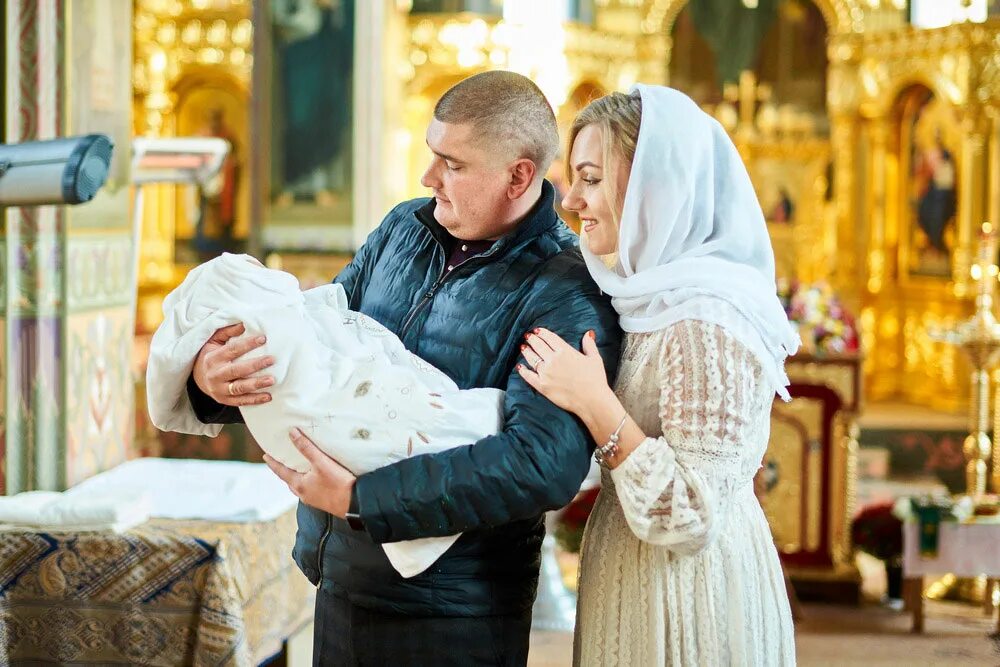 Крестины в храме. Крещение детей в церкви. Фотосессия крестин в храме. В какие дни крестят детей в православной