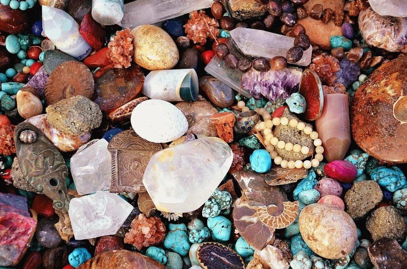 Разнообразие камней. Самоцветы минералы натуральные камни. Красивые камешки. Красивые камушки. Полудрагоценные камни в природе.