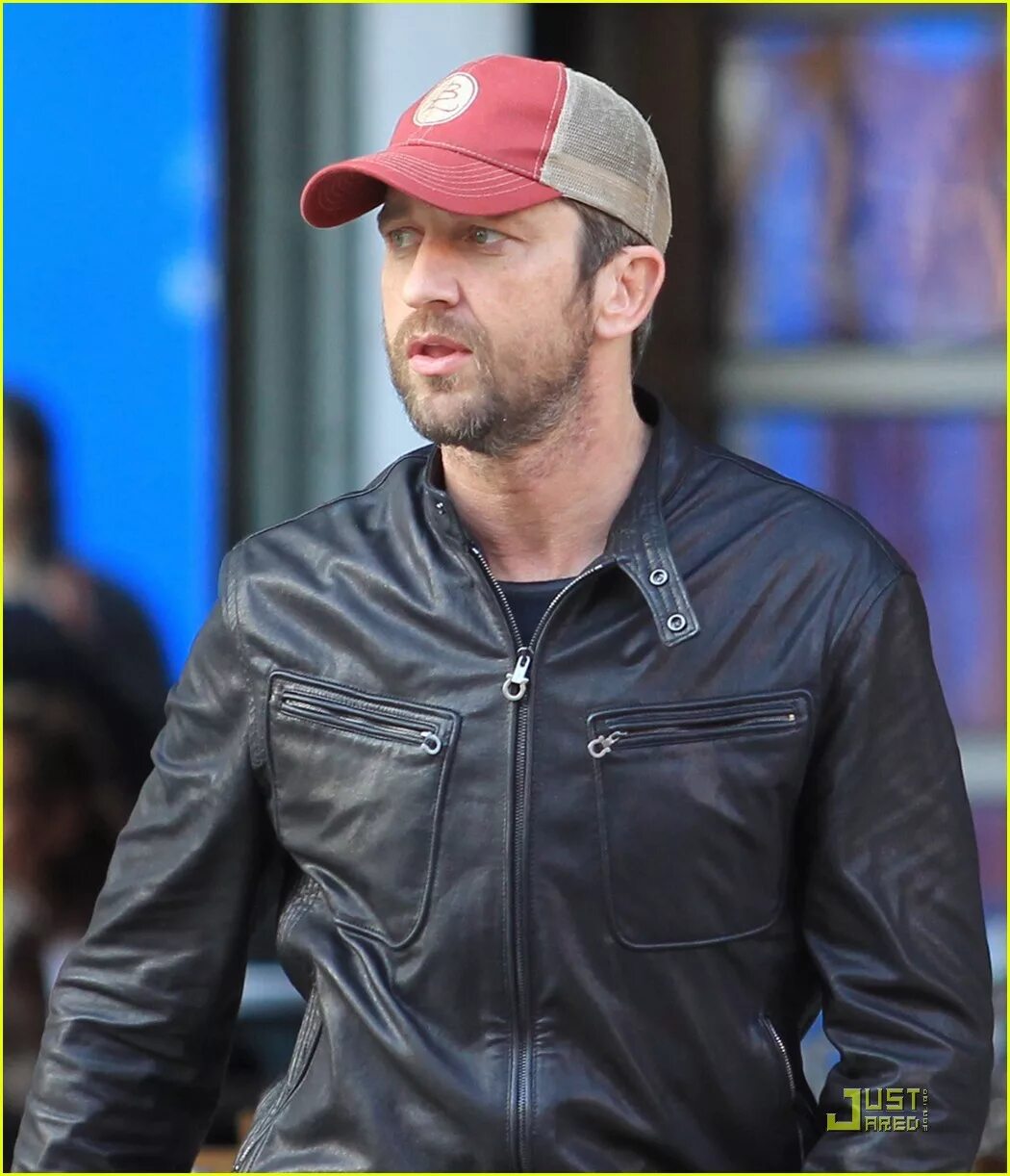 кожаная куртка кепка. кожаная куртка и кепка. кепка мужская пол кожаную куртку. дэвид бекхэм фото в кепке. кожаная куртка кепка.