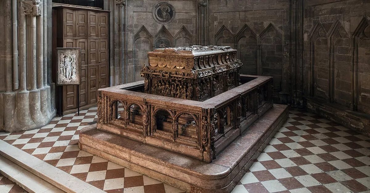 кельнский собор гробница волхвов. кельнский собор золотая гробница. кёльнский собор реликварий. кёльнский собор мощи трех волхвов. 700 летний свинцовый гроб под нотр дамом.