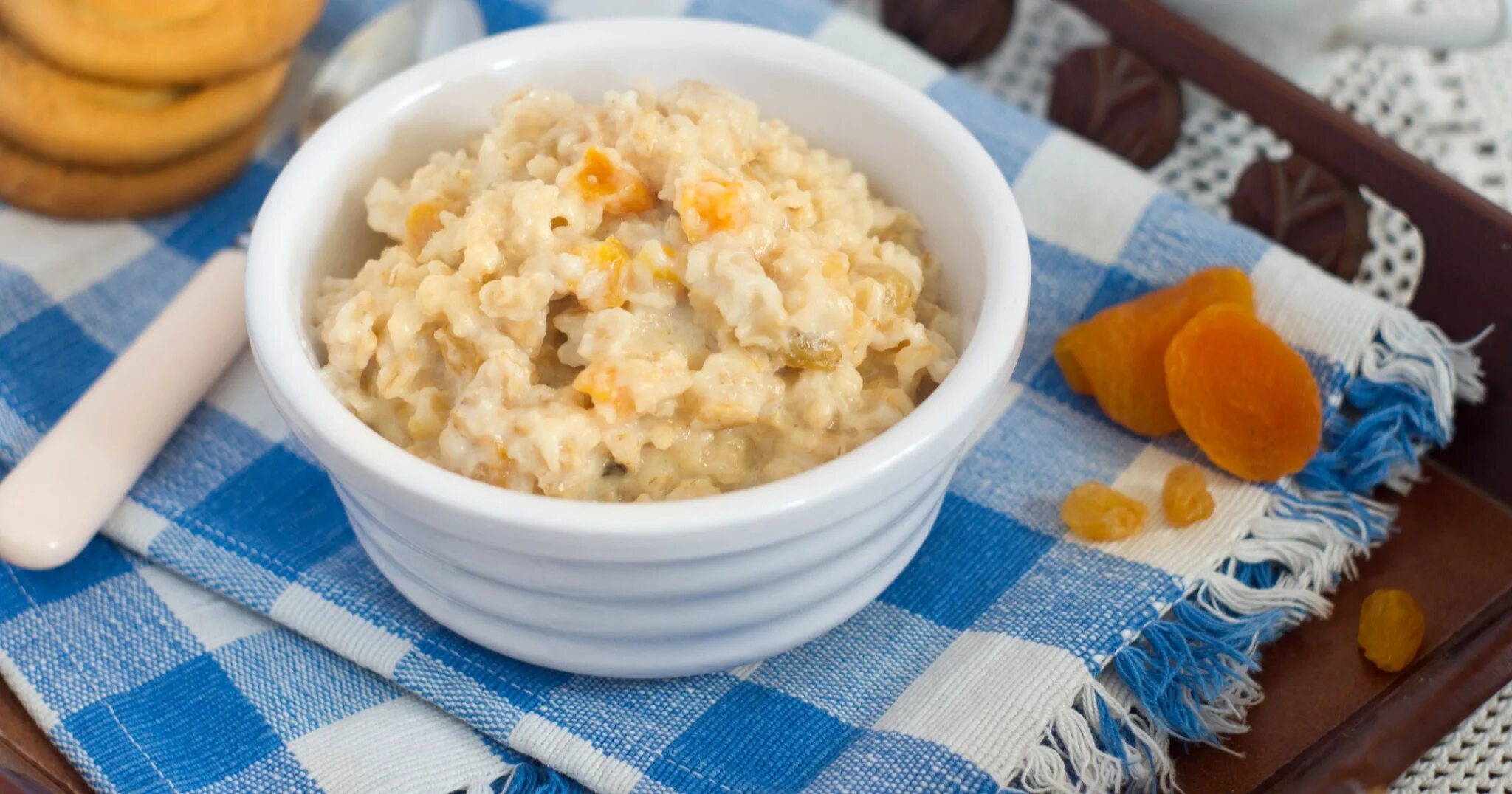 овсяная каша с курагой. батончик с сухофруктами. овсянка с фруктами и орехами. конфеты из овсянки. овсяная каша с фруктами и орехами.