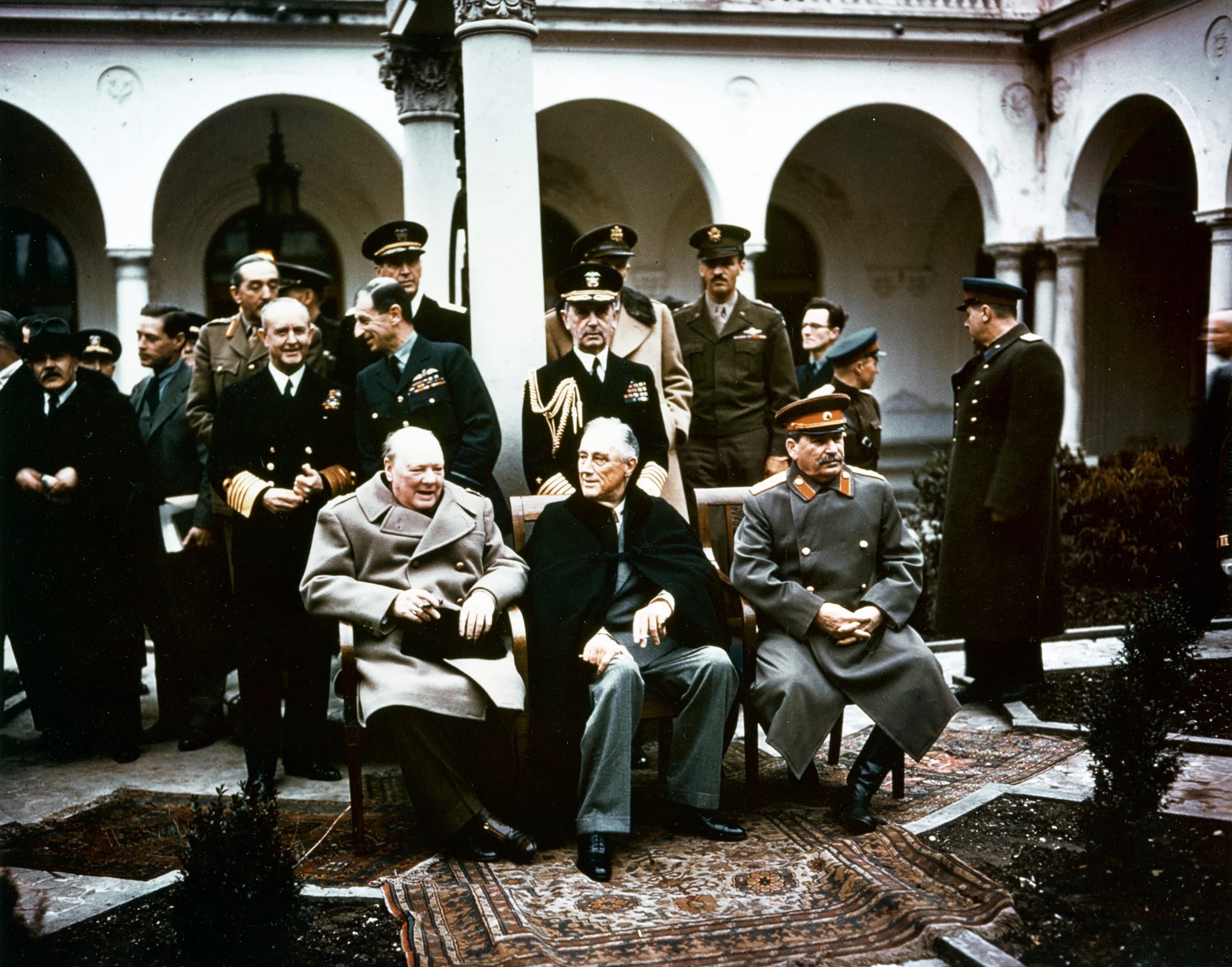 Где в феврале 1945 года. Сталин Рузвельт и Черчилль на Ялтинской конференции. Ливадийский дворец Ялтинская конференция. Ялтинская конференция 1945 Сталин Черчилль. Сталин Черчилль и Рузвельт в Ялте.