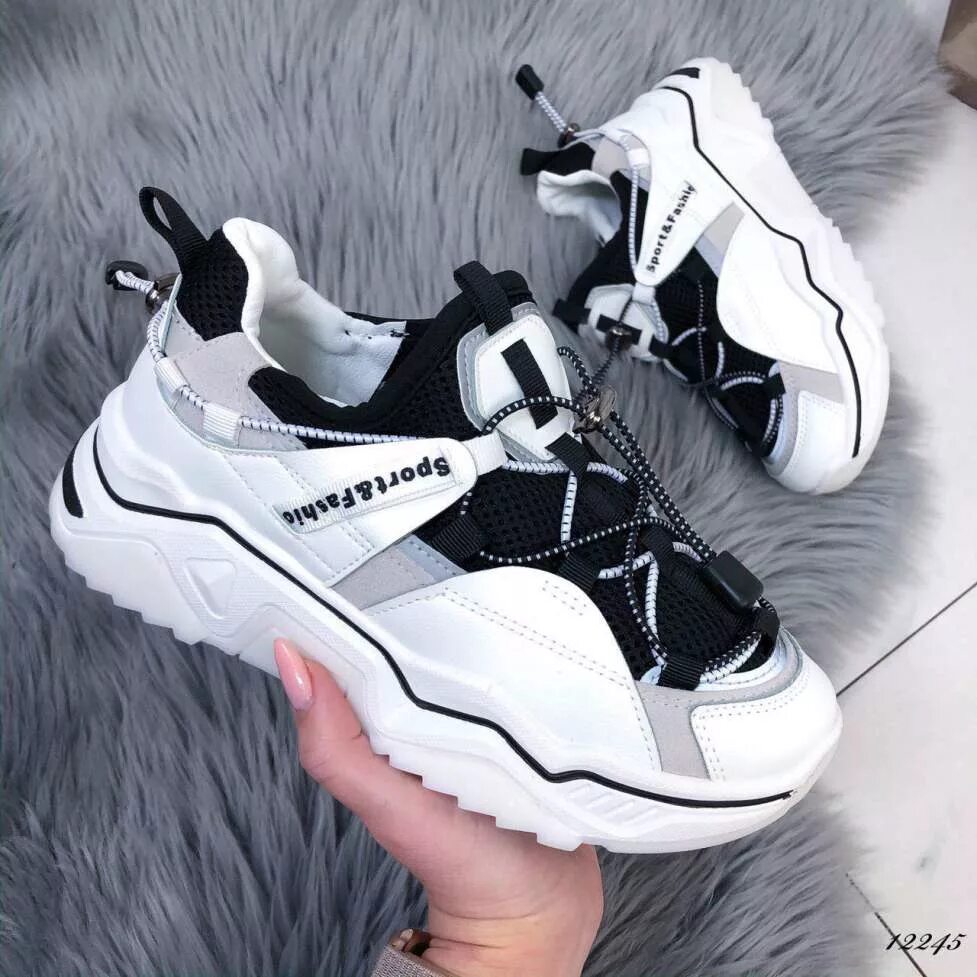 Чёрные кроссовки женские 2021. Белая подошва. В тренде кроссовки кроссовки 2021 женские. Кроссовки 2021 тренд. Кроссы 2021 года.