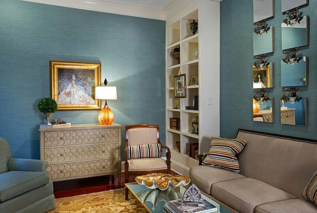 В углу гостиной некрасиво подобрав ноги. Однотонные стены в интерьере. Серо голубые стены в интерьере. Гостиная с голубыми стенами. Синие стены в интерьере гостиной.