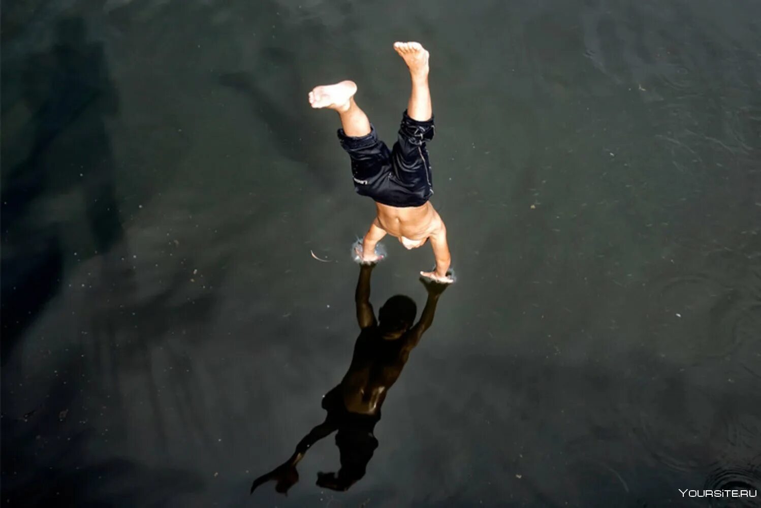Прыгать. Человек прыгает в воду. Парень прыгает в воду. Прыжки в воду. Вода падает с высоты 60