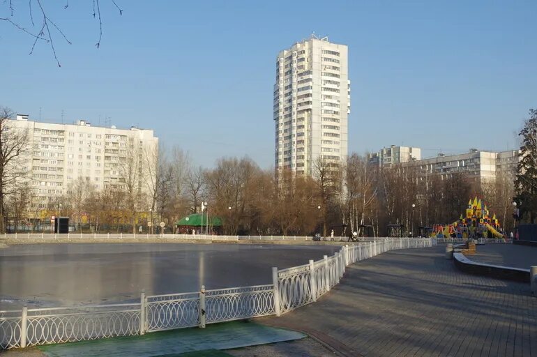 Парк в Алтуфьево Лианозово. Лианозово (район Москвы). Сквер Лианозово около метро Алтуфьево. Лианозовский парк рядом с Алтуфьево.