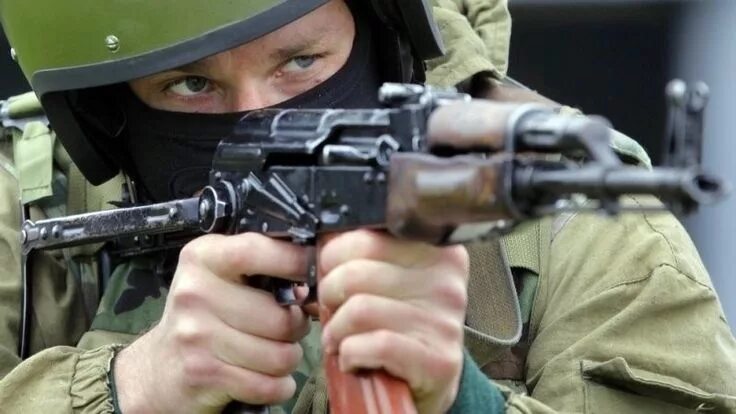 Фото военного с оружием Rocking the boonie hat. It's all about getting the right brim size for your grap