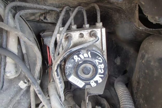 Remoção e instalação do sensor de rotação de uma roda traseira no carro Ford Foc