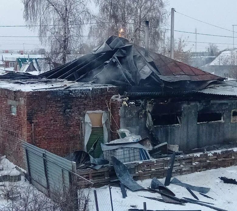 Сгорел дом многодетной. Дом горит. дом без крыши. дома 2. авангард бердск здание.