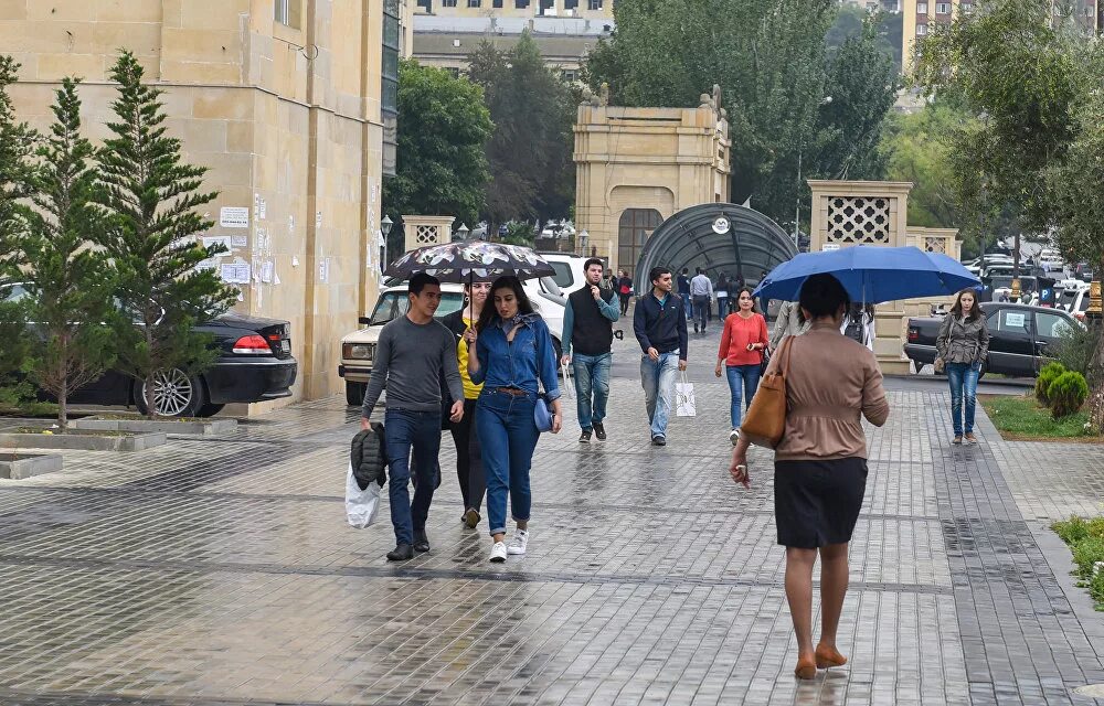 Погода в азербайджане в апреле. Азербайджан для туристов. Баку в марте. Баку климат. Жители Баку в марте.