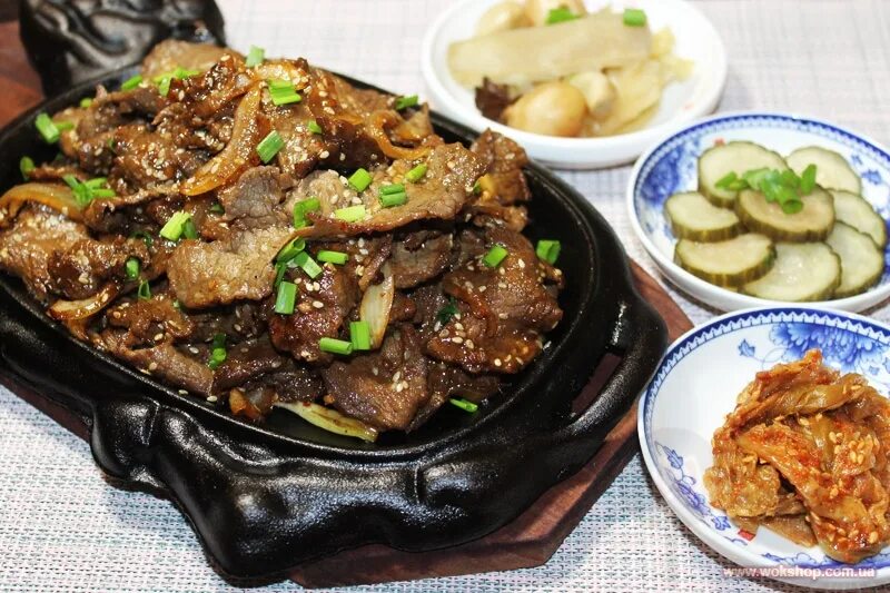 Пульког. Пулькоги корейское блюдо. корейская кухня пульгоги. тукпеги пулькоги. топпаб пульгоги.