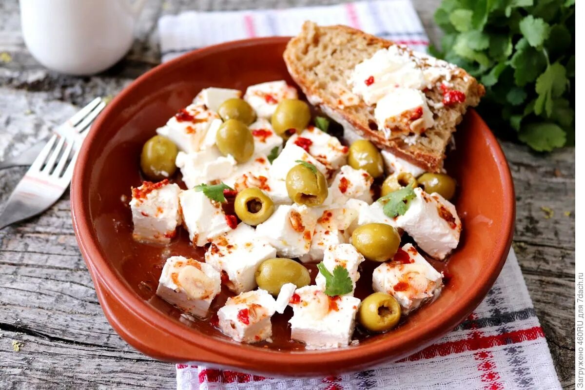Закуски с брынзой. Пирог с брынзой. Плацинды с брынзой и зеленью. Кутабы с зеленью и сыром из лаваша. Молдавская брынза.