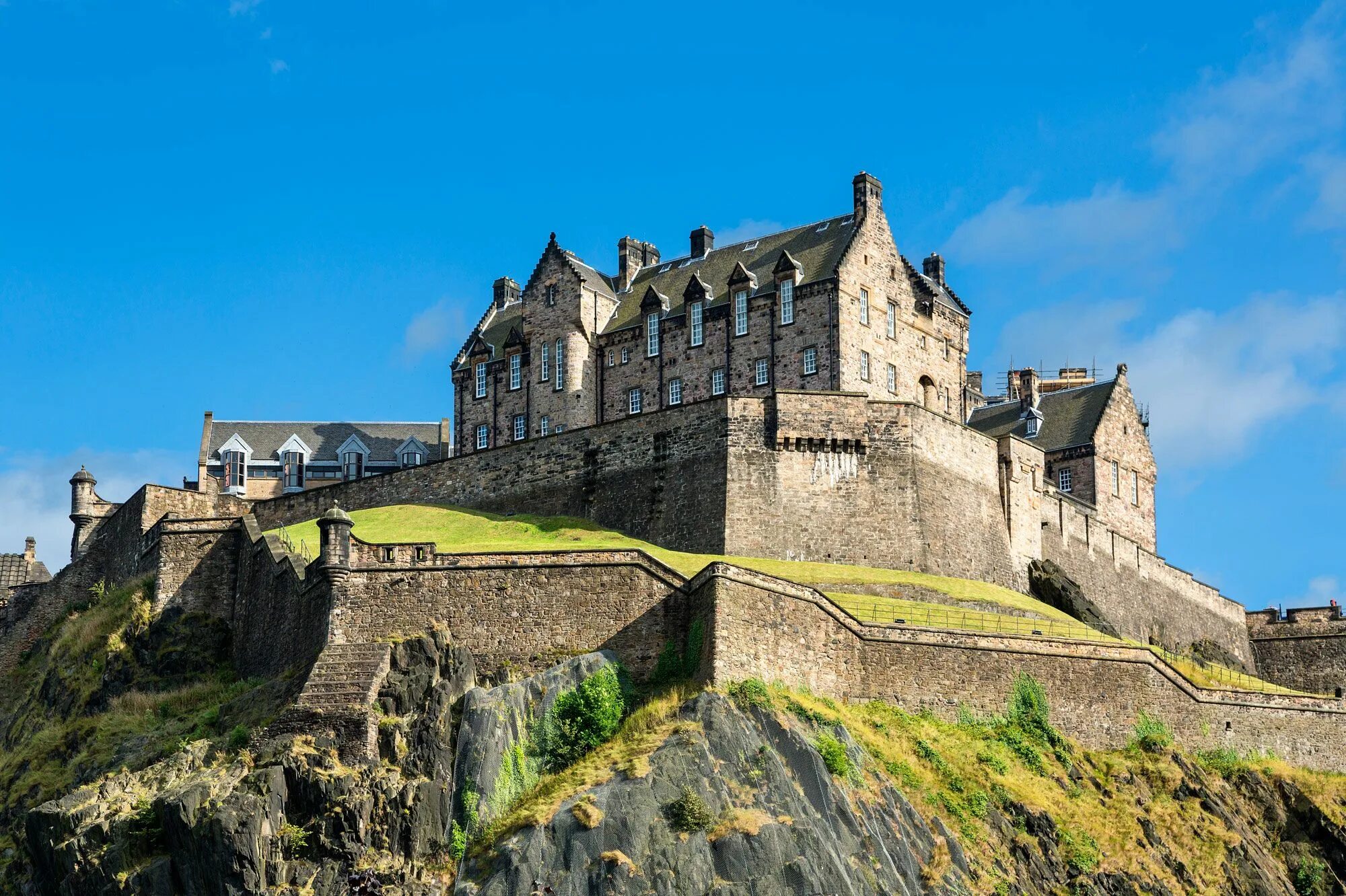 Неприступная крепость это. Эдинбургский замок Шотландия. Эдинбургский замок (Эдинбург, Шотландия). Эдинбург Касл. Замок Коллистон Шотландия.