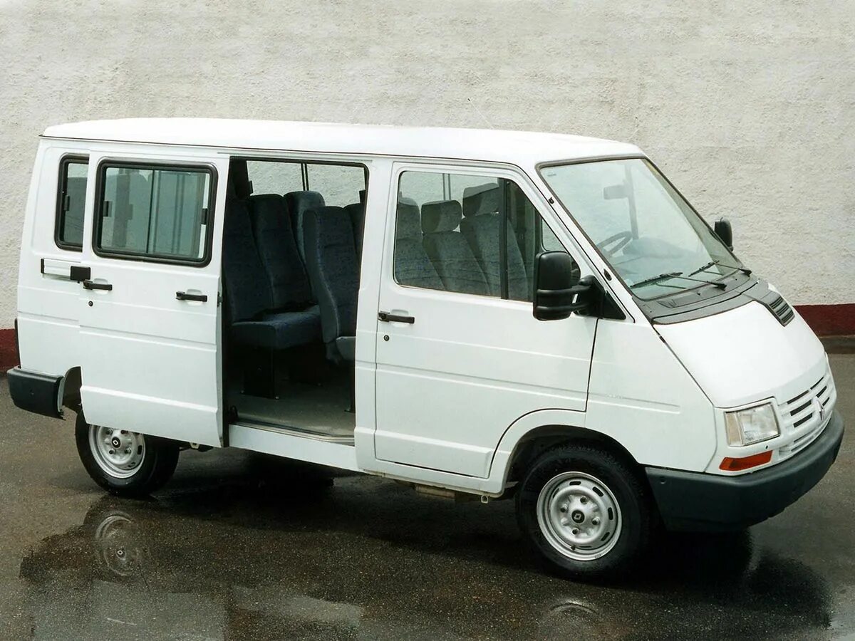 Первый трафик. Renault Trafic 1 поколения. Рено трафик 1989. Renault Trafic 2 поколение. Рено трафик 1989 года.