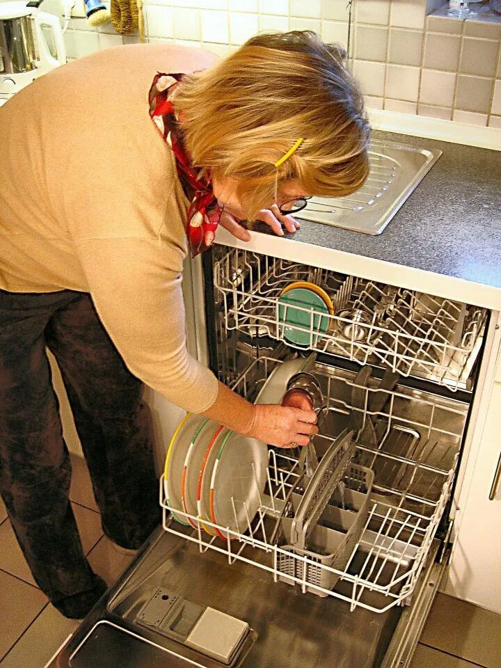 Загрузка посудомоечной машины. Загружать посудомойку. Посуда в посудомоечной машине. Починка посудомоечной машины. Ремонт посудомоечной машины адреса