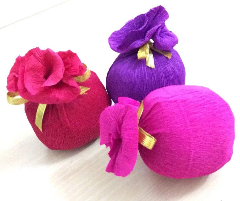 Упаковка цветов в гофрированную бумагу. Как упаковать в гофрированную бумагу. Упаковка подарка в гофрированную бумагу. Как упаковать в гофрированную бумагу. Упаковка для букета из гофрированной бумаги.