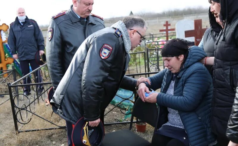 Прощание с полицейским Кировский район. ОВД Кировского района Крым. Погребение военнослужащих. Новости на 1 странице