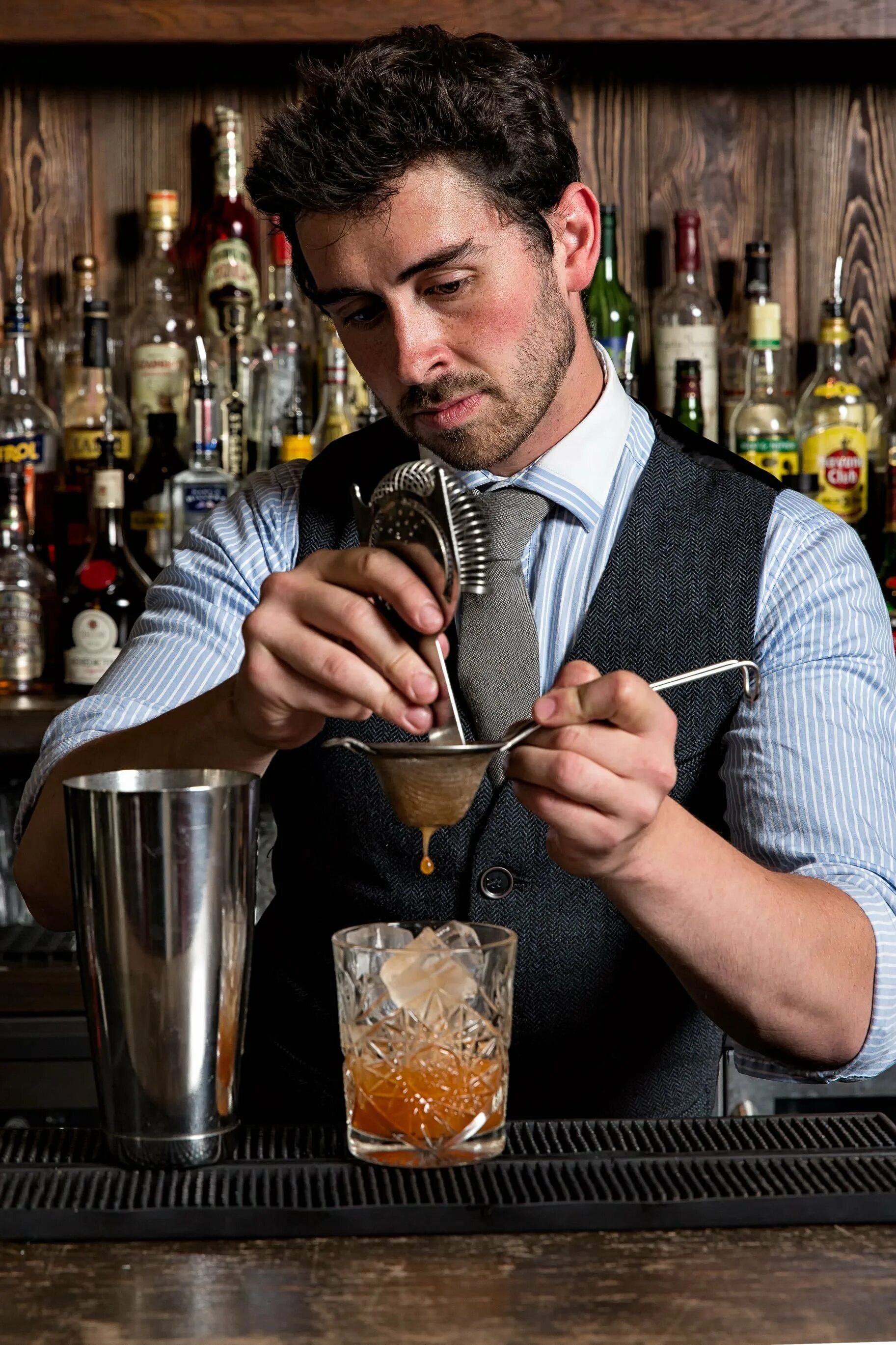 Работа в баре. Человек работающий в баре. Бармен профессия. Бармен в ресторане. За барной стойкой ресторана.