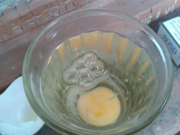 Яйцо в стакан воды на ночь. Выкатывание порчи яйцом. Выкатывание яйцом порчи и сглаза. Желток при выкатывании яйцом.