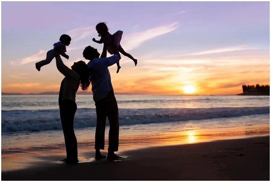 Счастлива с двумя мужьями. Красивая семья. Счастливая семья. Счастливая семья на море. Счастливая семья на закате.