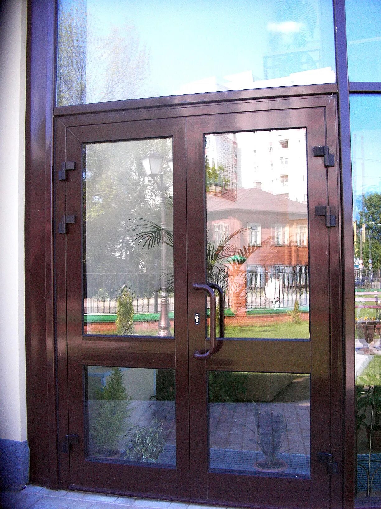 Дверь коричневая со стеклом. Дверь алюминиевая со стеклом входная 3м. Пластиковые двери. Дверь пластиковая со стеклом входная.