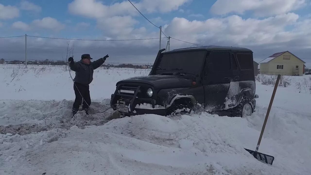 УАЗ В снегу. Парковка в сугробе на УАЗЕ Ниве.