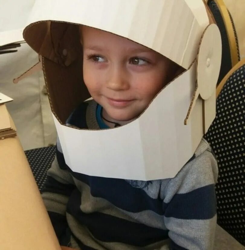 Как сделать шлем космонавта. Шлем Космонавта картонный. Шлем Космонавта из картона. Шлем Космонавта детский картонный. Шлем ко Дню космонавтики в детский.