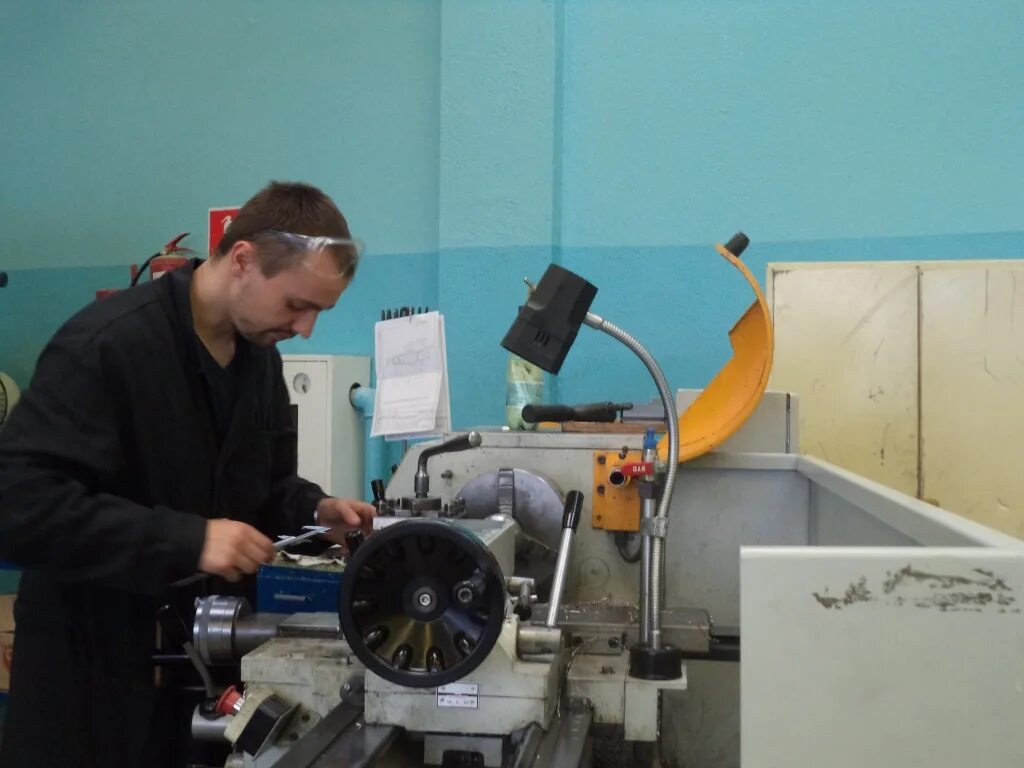 Профессия токарь. Токарь фрезеровщик. Токарь. Токарь. Токарь колледж.