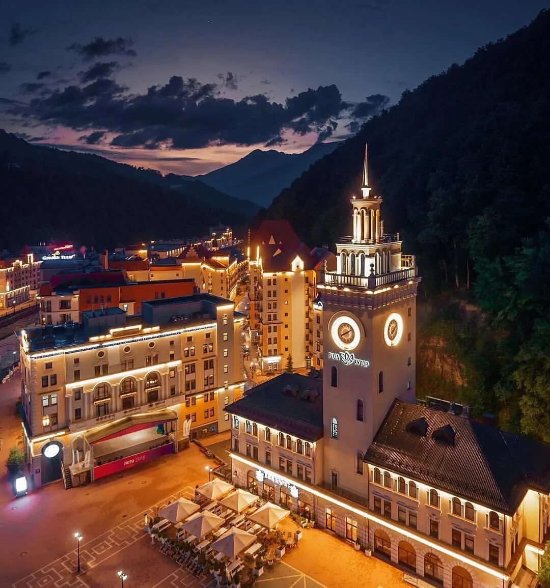 Вечерние катания эсто садок. Набережная красная поляна сочи. Красная поляна вечернее. Эсто садок красная поляна зима. Красная поляна вечернее.