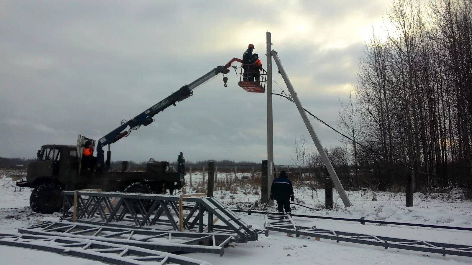 Монтаж опор лэп 0. 00. Выравнивание опор. 00. Раскрепляющие устройства для вл-0.